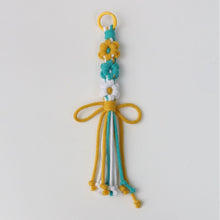 Load image into Gallery viewer, Hand-woven Daisy Flower Keychain