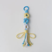Load image into Gallery viewer, Hand-woven Daisy Flower Keychain
